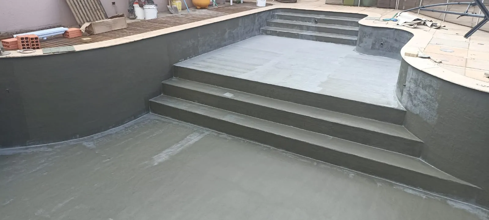 Piscina com escada impermeabilizada