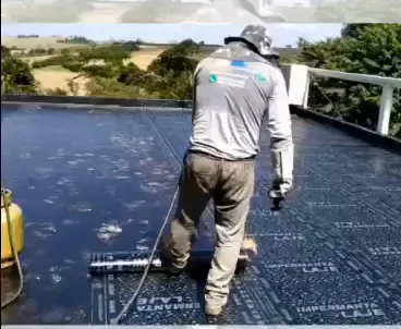 Equipe da Total Imper aplicando manta asfáltica em laje
